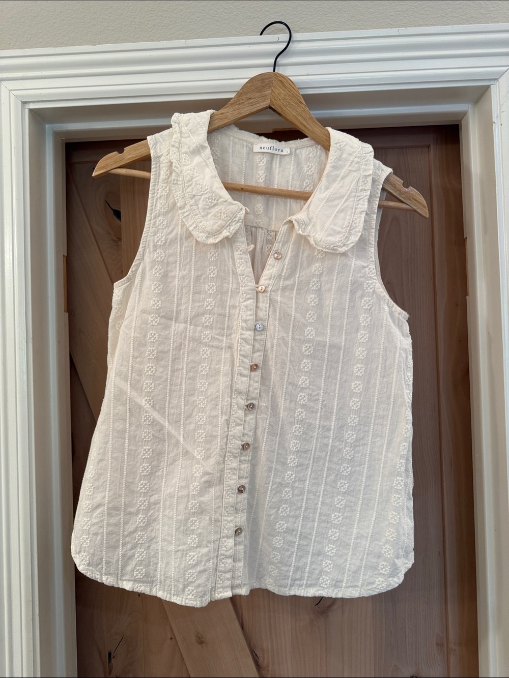 Sea Floral Cream Embroidered Button-Front Sleeveless Camisole